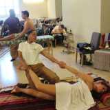...e con manovre di stretching derivanti dallo yoga: tipici sono infatti gli stiramenti e allungamenti degli arti...